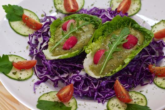 Banana - parsley - boats on purple cabbage