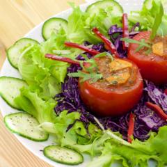 Kiwi - peppers - stuffed tomatoes on purple cabbage