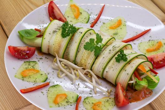 Zucchini - Bok Choy - rolls with sprouts