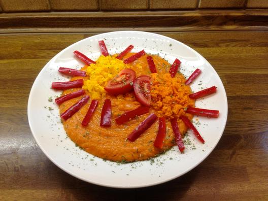 Pumpkin-carrot "rice" with mango-peppers sauce