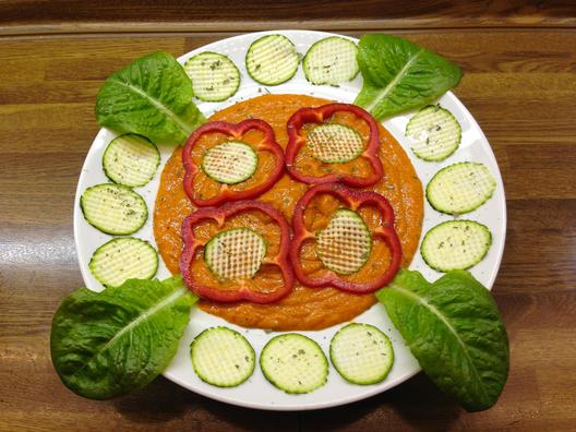 Zucchini - grids with mango - peppers - sauce