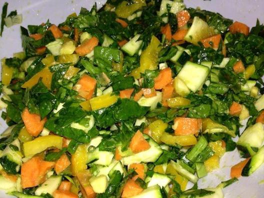 Mushy and crunchy salad with zucchini, carrots, spinach, yellow pepper, avocado and lemon juice