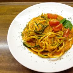 Zucchini "pasta" with mango - orange - sauce