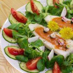 Flower - stuffed radish on lamb's lettuce