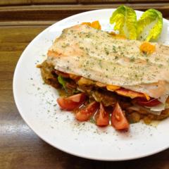 Radish - carrot - "Lasagna" with kiwi - date - sauce