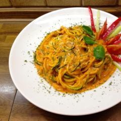Zucchini noodles with mango-peppers-walnut sauce