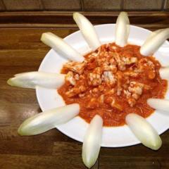 Cauliflower with a delicious sauce of red pepper, stalks of celery, avocado, blood oranges and lemon juice, garnished with chicories