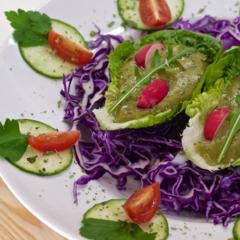 Banana - parsley - boats on purple cabbage Banana - parsley - boats on purple cabbage