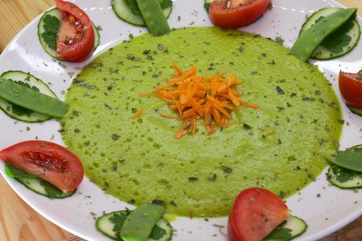 Pineapple - parsley - soup with sugar peas