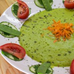 Pineapple - parsley - soup with sugar peas