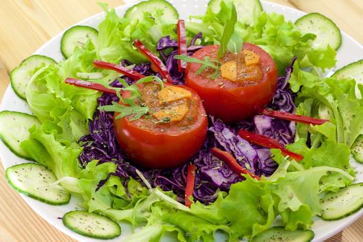 Kiwi - peppers - stuffed tomatoes on purple cabbage