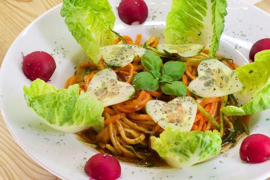 Zucchini - carrot - noodles with peppers and basil