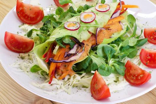 Pineapple - cabbage - wraps with lamb's lettuce