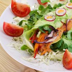 Pineapple - cabbage - wraps with lamb's lettuce