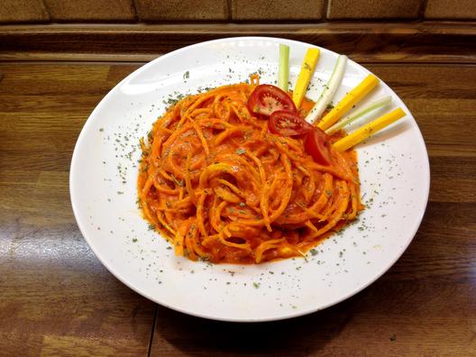 Butternut pumpkin noodles with persimmon-peppers sauce