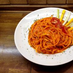 Butternut pumpkin noodles with persimmon-peppers sauce