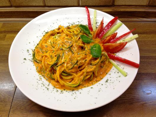 Zucchini noodles with mango-peppers-walnut sauce