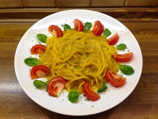 Radish-noodles with persimmon-celery sauce