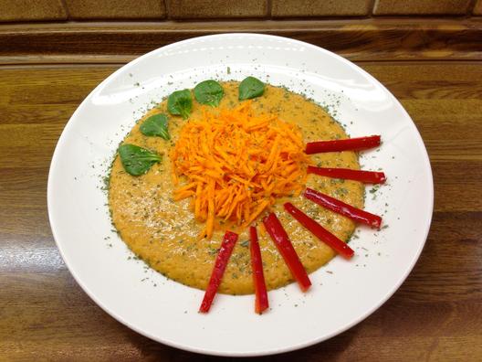 Grated carrots with kiwi - orange - peppers - sauce