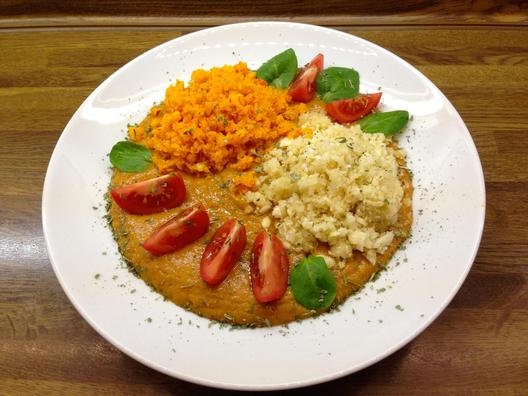 Two kinds of "rice" with orange - kiwi - peppers sauce