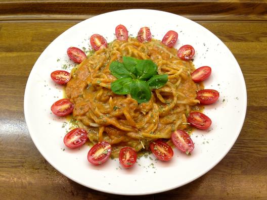 Radish - noodles with kiwi - apple - date -sauce