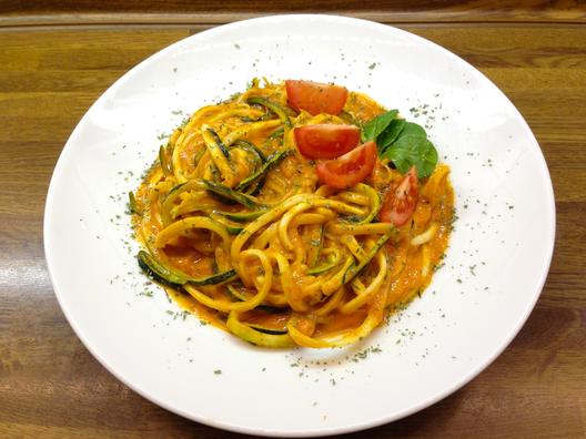 Zucchini "pasta" with mango - orange - sauce