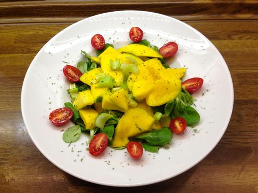 Mangoes on lamb's lettuce