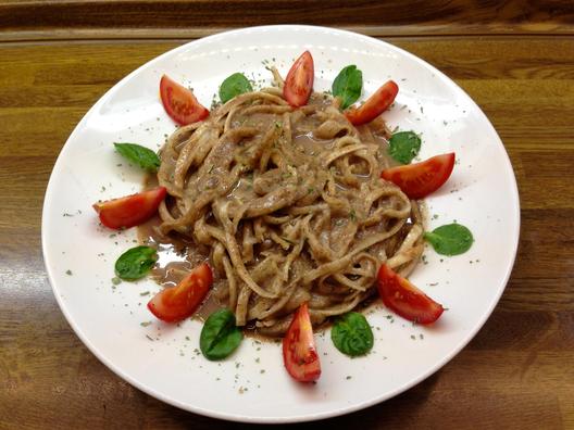 Radish noodles with grape - kiwi - sauce