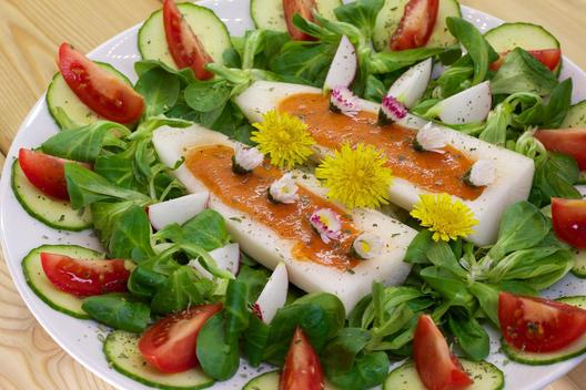 Flower - stuffed radish on lamb's lettuce