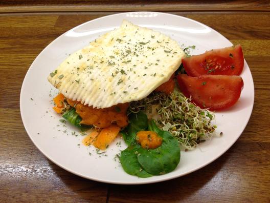 Carrot - tomato - alfalfa sandwich with pineapple - peppers - sauce