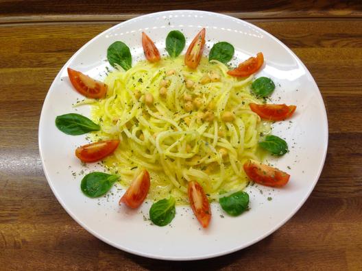 Radish - noodles with sprouted chickpeas and pineapple - sauce
