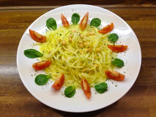 Radish - noodles with sprouted chickpeas and pineapple - sauce