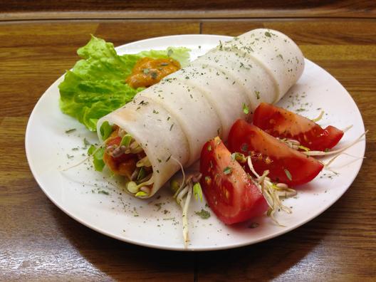 Radish - rolls with sprouts and persimmon - sauce