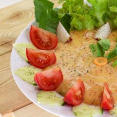 Pineapple - plum - mango - creme on curled lettuce