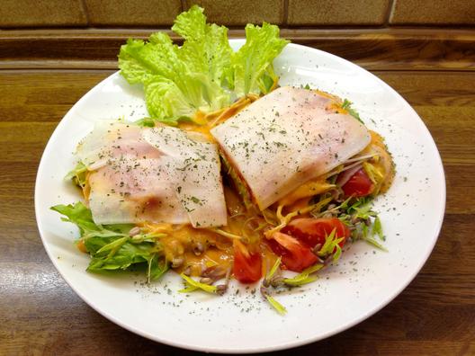 Radish - sprouts - "lasagna" with orange - date - sauce