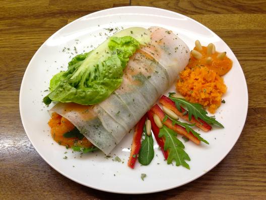 Radish - rolls with rucola, pignoli and mango - sauce