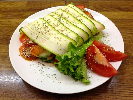 Zucchini - rolls with sesame seeds and mango - sauce