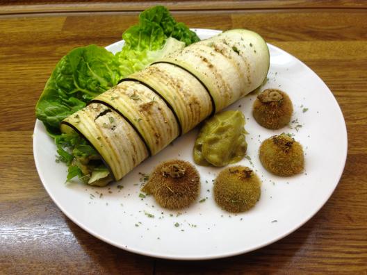 Eggplant - rolls with lettuce and kiwi - sauce