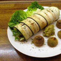 Eggplant - rolls with lettuce and kiwi - sauce Eggplant - rolls with lettuce and kiwi - sauce