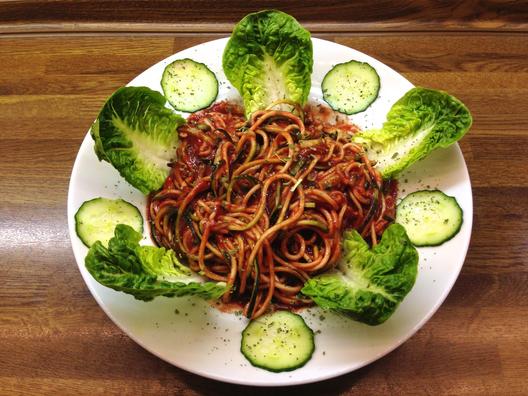 Zucchini - noodles with cucumber and persimmon - beet - sauce