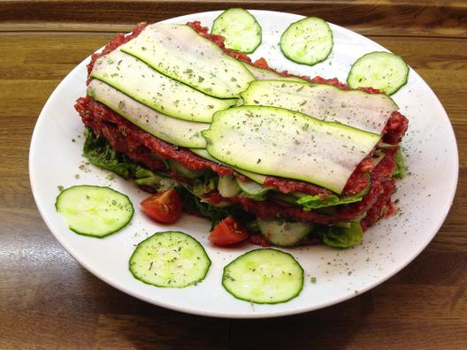 Zucchini - cucumber - "Lasagna" with persimmon - beet - sauce