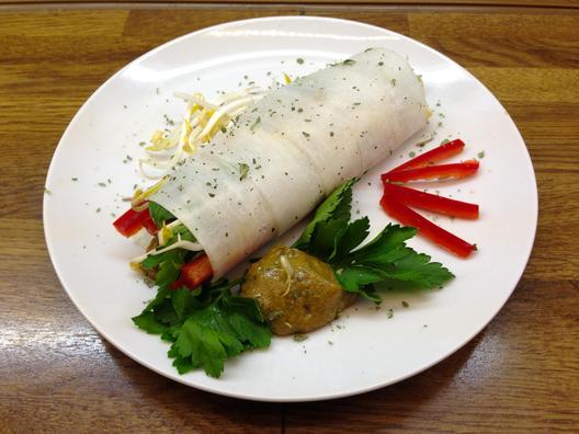 Radish - rolls with parsley, mungo beans and kiwi - cream