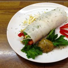 Radish - rolls with parsley, mungo beans and kiwi - cream