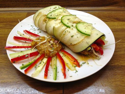 Eggplant - rolls with sprouts and kiwi - date - sauce