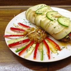 Eggplant - rolls with sprouts and kiwi - date - sauce