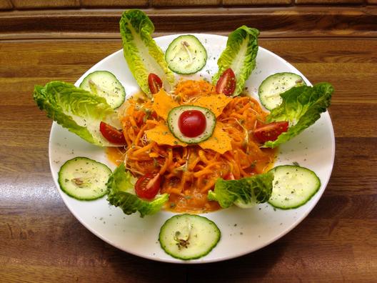 Carrot - noodles with mung beans and mango - sauce