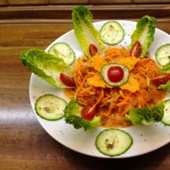 Carrot - noodles with mung beans and mango - sauce