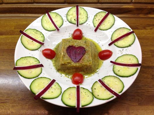 Celeriac at kiwi - date - cream with a beet-ing heart