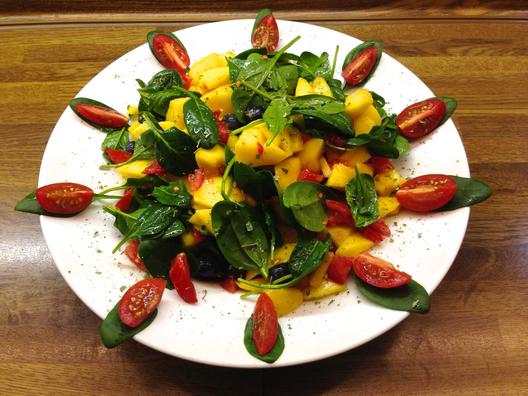 Mango - blueberry - spinach - salad