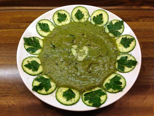 Green kiwi - cucumber - parsley soup